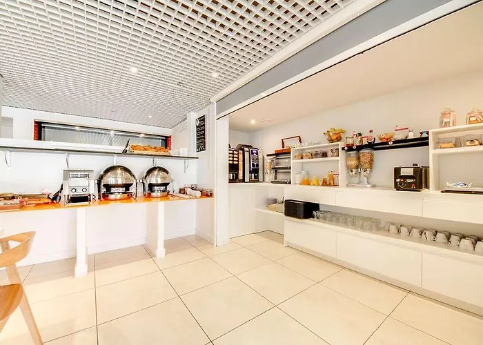 Hotel Brit Porte D'espagne 3*